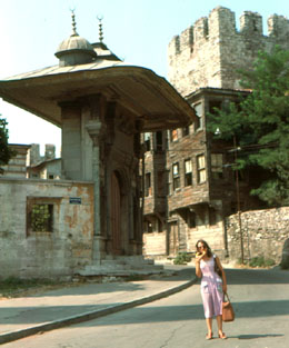 porte cour Sainte Sophie, maisons en bois contre murailles
